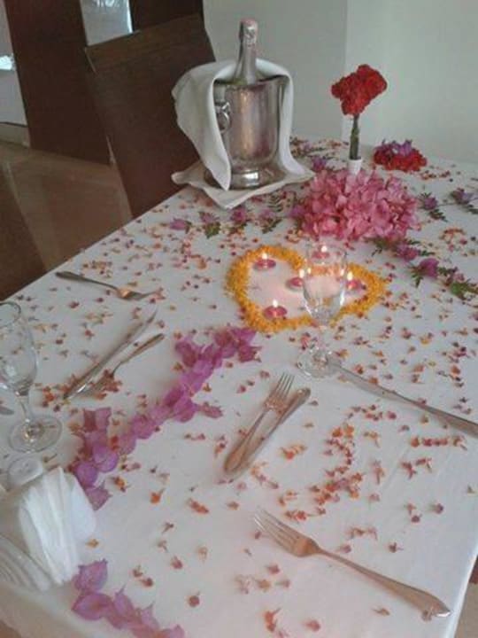 Geschmückter Tisch Telatiye Resort