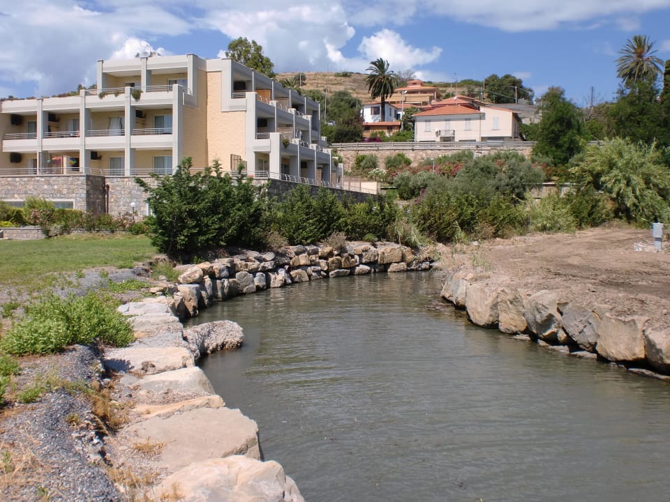 Neben dem Privatstrand (Kloake) Aregai Marina Hotel & Residence