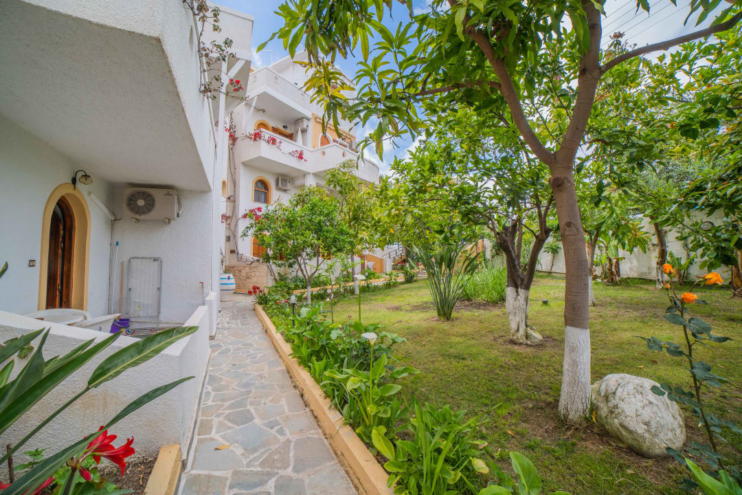 Gartenanlage Kastro Studios Apartments
