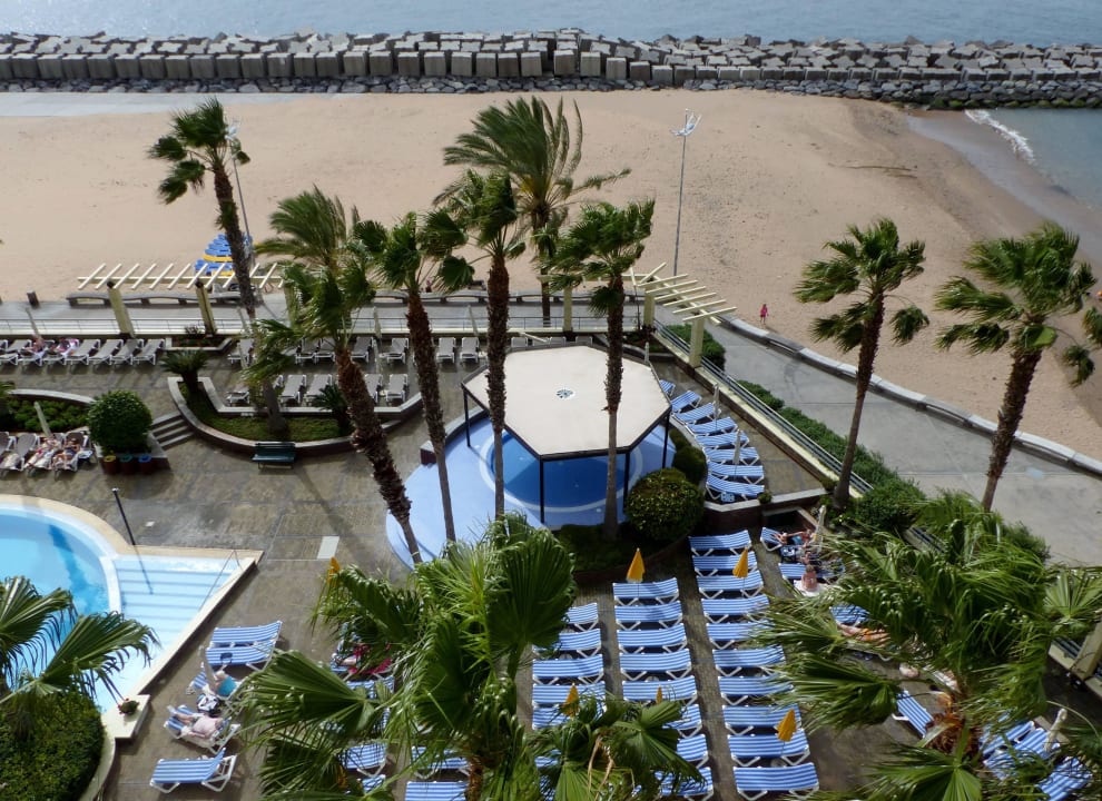 Ausreichen Sonnenliegen immer vorhanden Calheta Beach