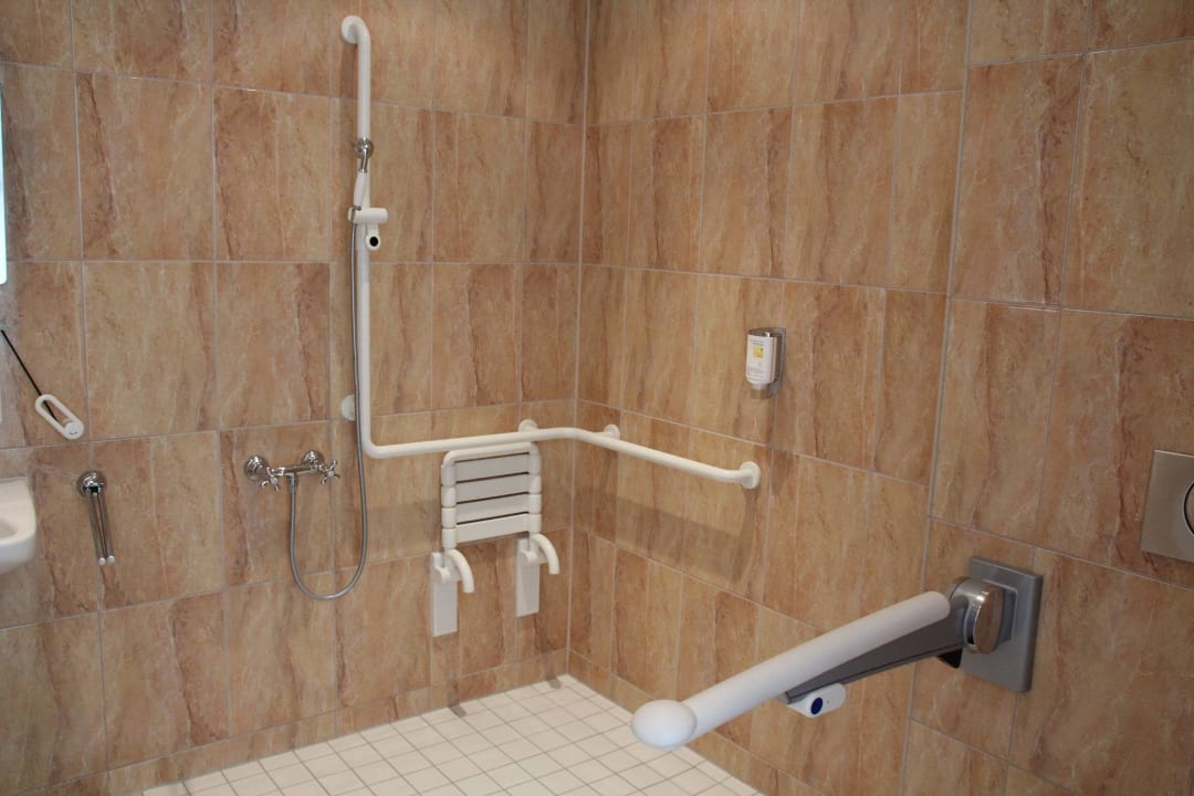 Zimmer 306 - Badezimmer (für Behinderte) Precise Resort Schwielowsee