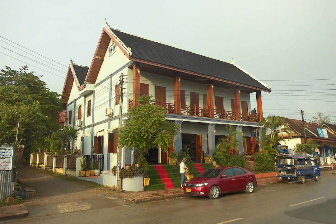 Hotelansicht von der Straße aus. Hotel Visoun Namsok