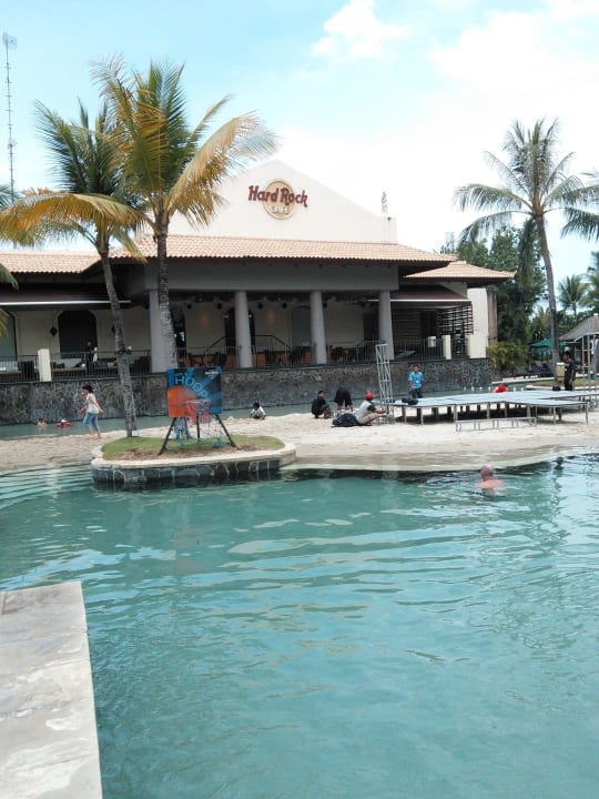 Beach am pool Hard Rock Hotel Bali
