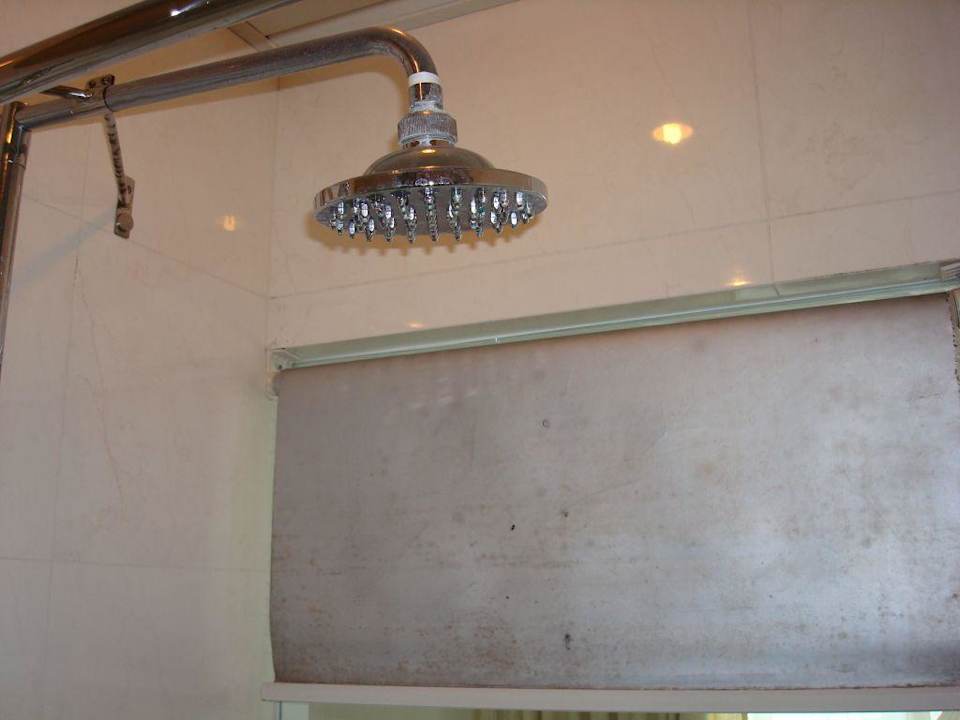 verschimmeltes Rollo in der Dusche Hengsheng Peninsula International Hotel