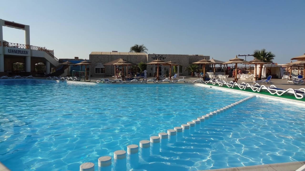 Der grössere Pool Aladdin Beach Resort