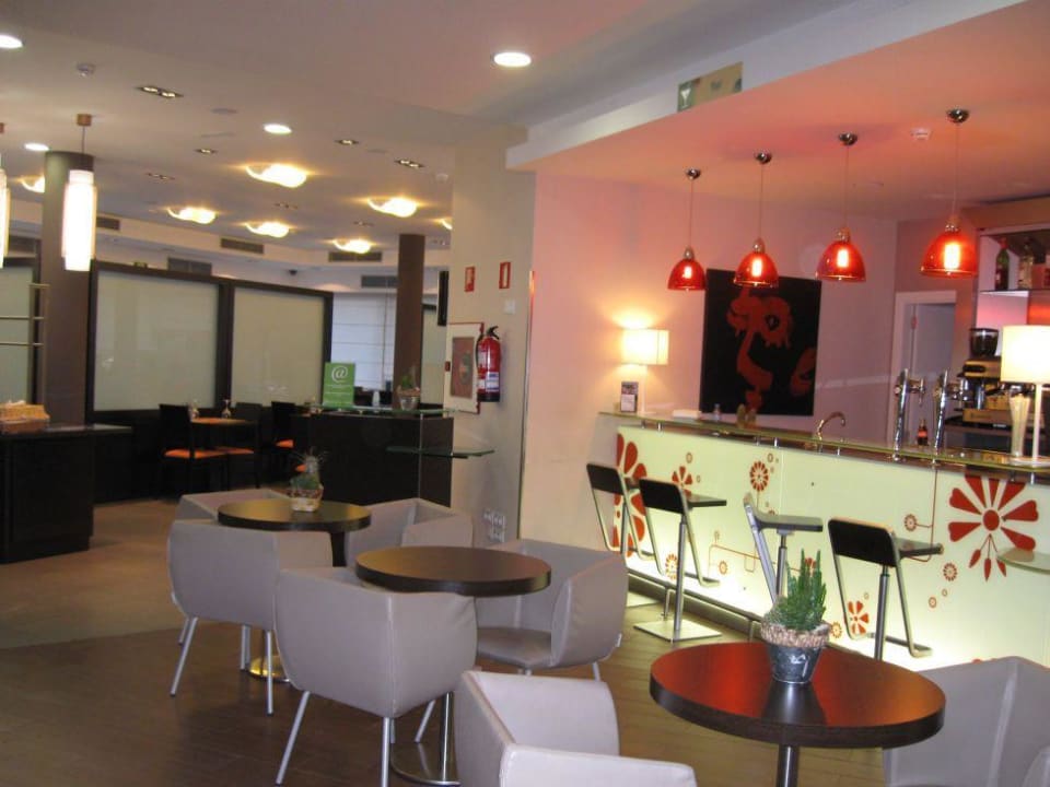 Bar und Frühstücksraum Hotel Ibis Girona
