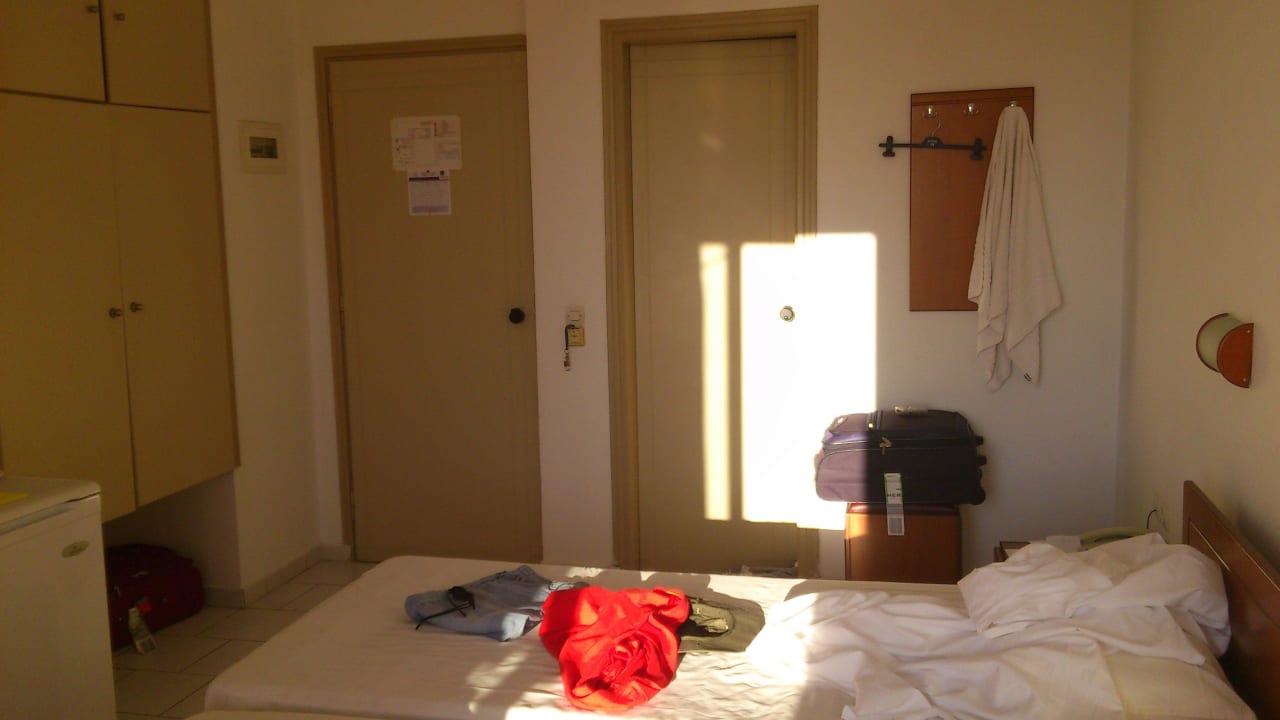 Zimmer in der Abendsonne, rechts die Tür zum Bad Hotel Kathrin Beach
