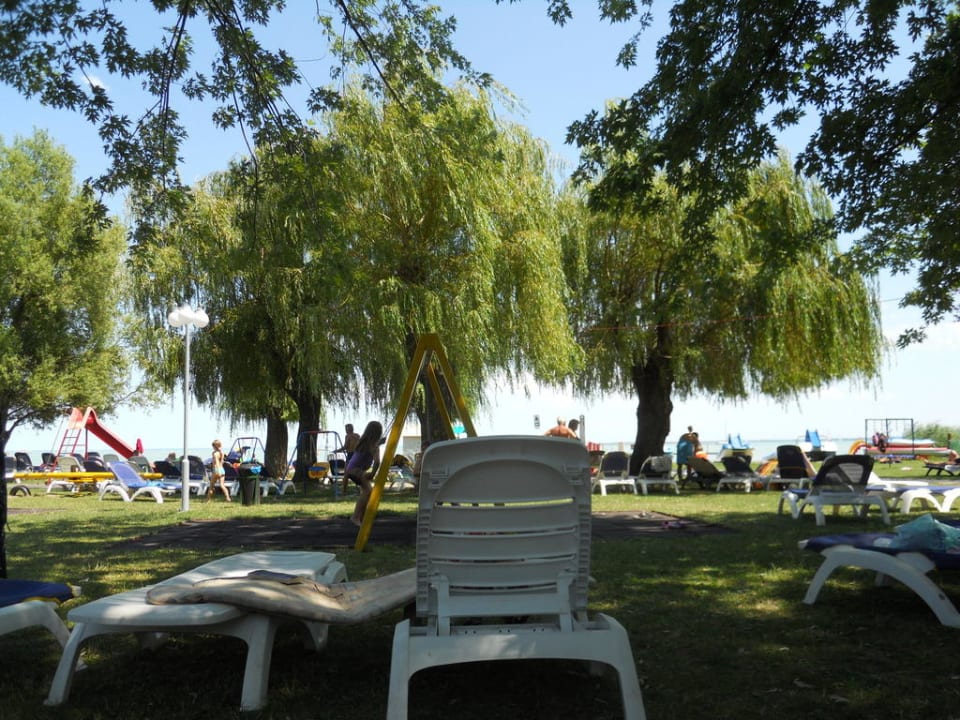 Am schattigen Strand Danubius Hotel Marina