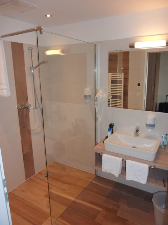 Modernes Bad Hotel Aberseehof