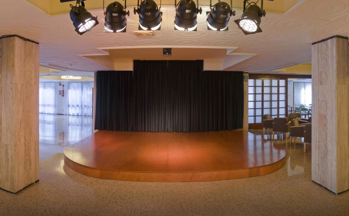 Escenario para espectáculos GHT Oasis Park & Spa