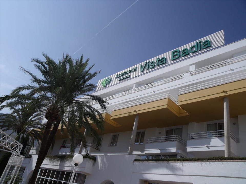 Blick auf das Hotel vom Pool aus Protur Vista Badia Aparthotel