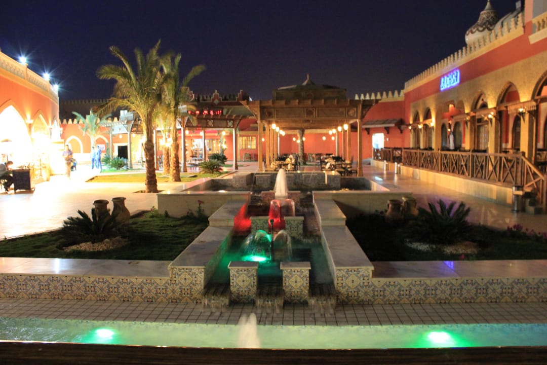 Gdzieś przy restauracjach Pickalbatros Alf Leila Wa Leila Resort - Neverland Hurghada