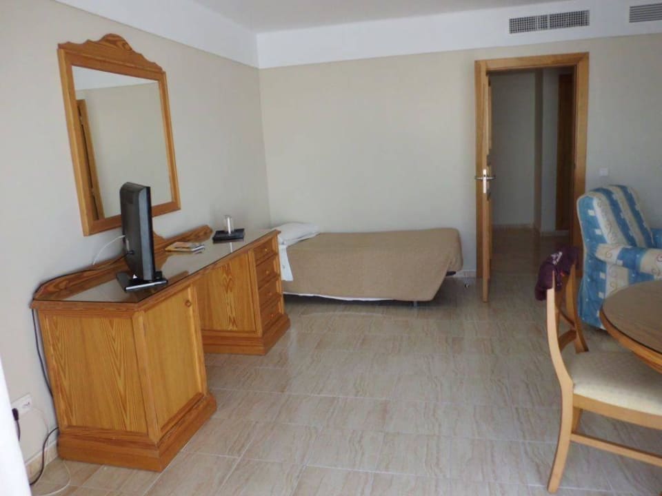 Auch ein Bett steht im Wohnzimmer Hotel Riu Paraiso Lanzarote