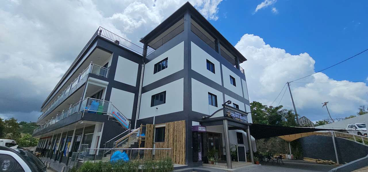 Außenansicht Crown Royale Hotel & Lounge