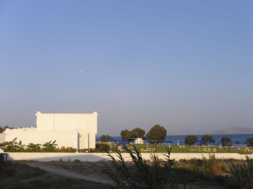 Ausblick vom Balkon zum Nachbarhotel Costa Angela Seaside Resort