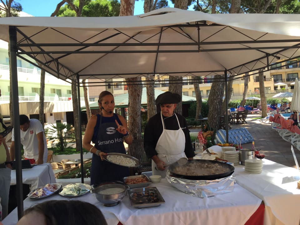 Direktorin Sabrina und Chefkoch beim Paella kochen Hotel & Spa S'Entrador Playa