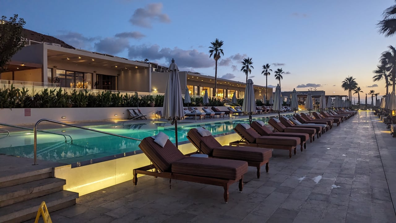 Pool The Royal Senses Resort, Curio Collection by Hilton