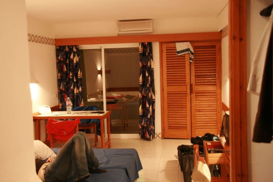 spärliche ausgestattete Zimmer Golden Club Cabanas