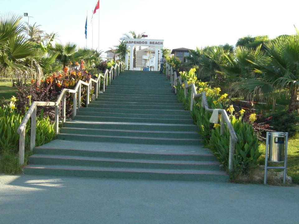 Weg zum Hotel und Pool vom Strand aus Trendy Aspendos Beach Hotel