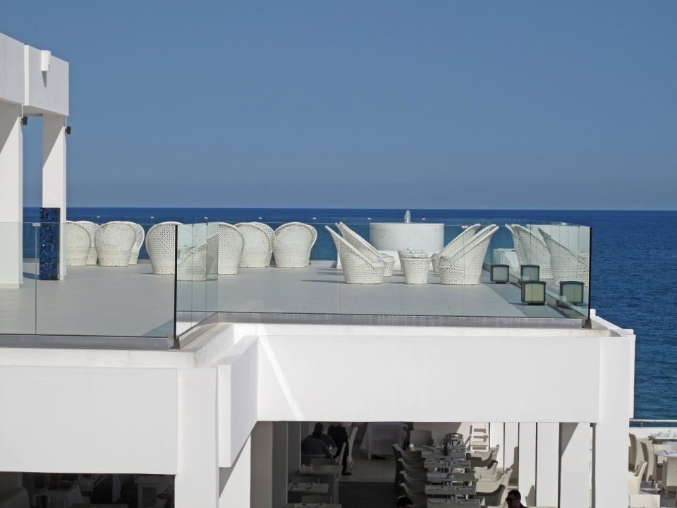 Terrasse vor der Abendbar  Grecotel LUXME White