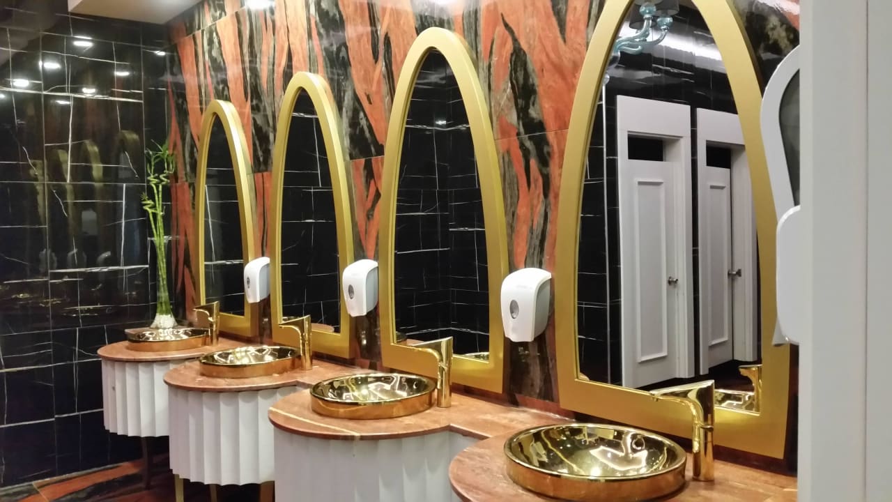 Toilette in der Lobby Dream World Aqua Hotel