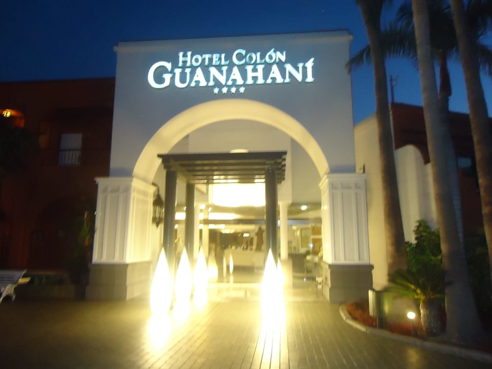 Nachts ist das Hotel schön beleuchtet Adrián Hoteles Colón Guanahaní - Adults only