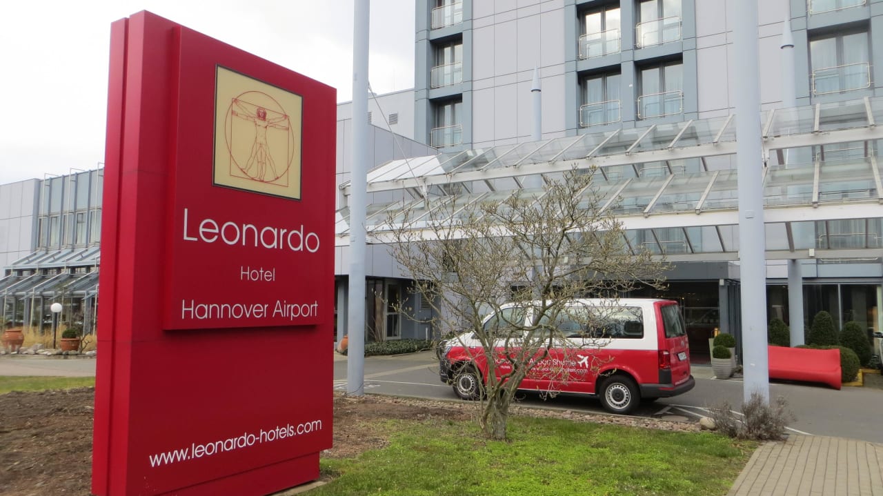 Haupteingang mit Shuttlebus Leonardo Hotel Hannover Airport