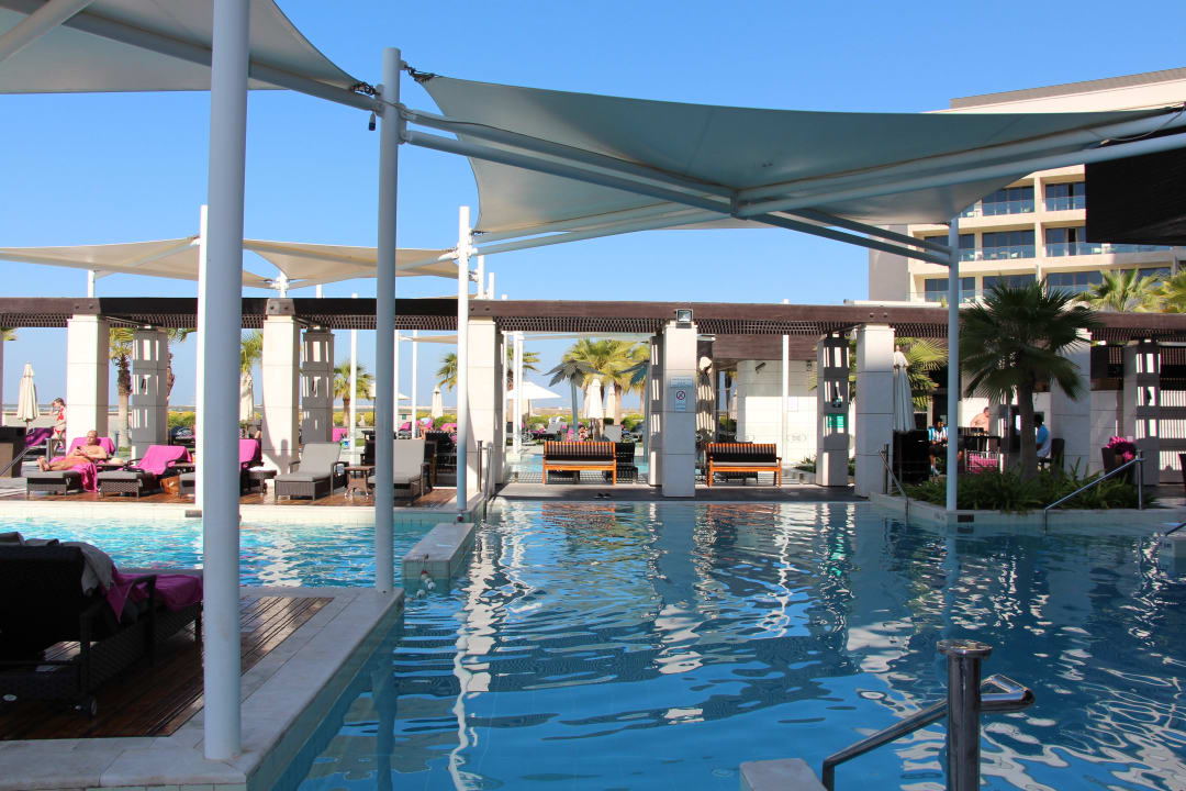 Netter Pool Crowne Plaza Hotel Yas Island