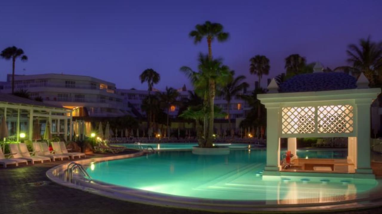 Pool am Abend Hotel Riu Paraiso Lanzarote