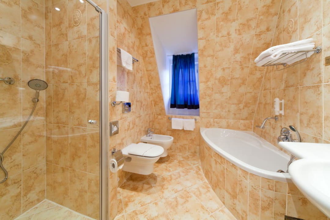 Bathroom Tyn Yard Residence