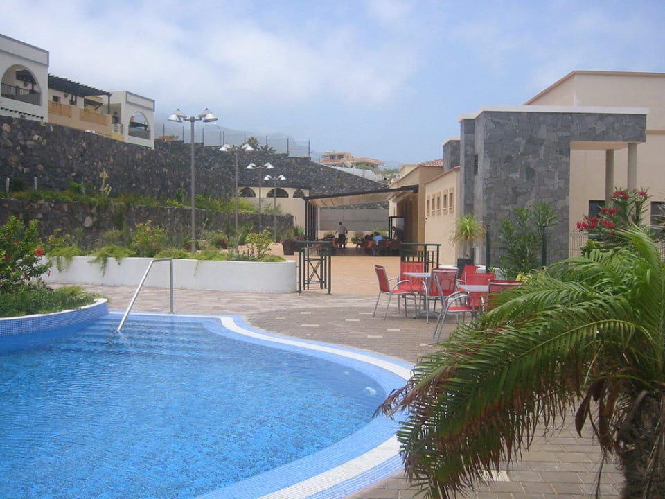 Pool mit Blick auf Restaurant und Häuschen Hotel Luz Del Mar