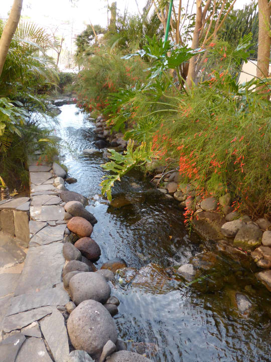Bachlauf in der Gartenanlage allsun Hotel Lucana