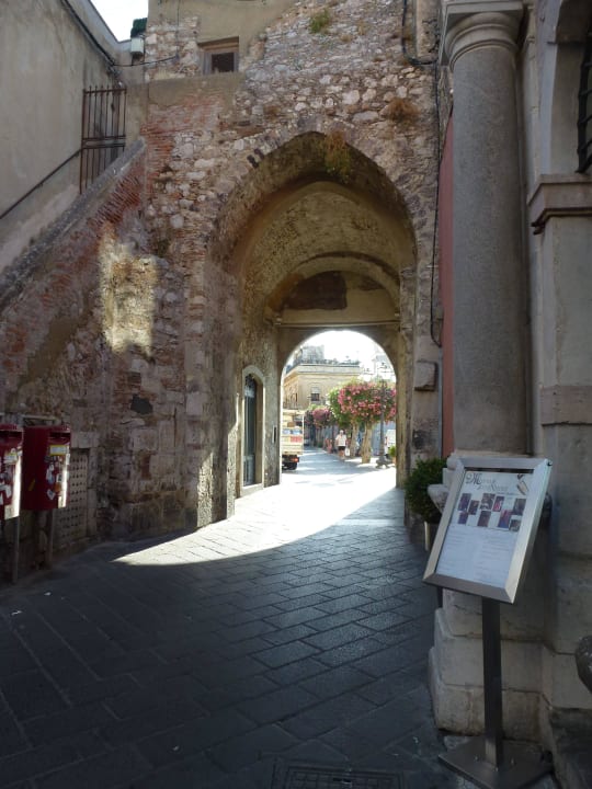 Vor dem Hotel Metropole Maison D'Hôtes