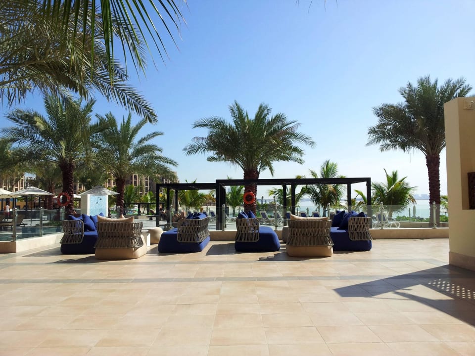 Sitzgelegenheiten oberhalb des Pools DoubleTree by Hilton Resort & Spa Marjan Island