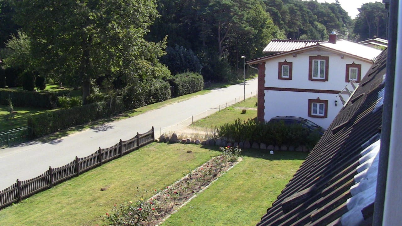 Andere Seite Vorgarten Hotel Ostseeresidenz Gendarm