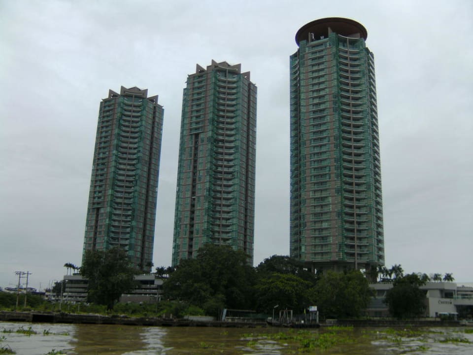 Die drei Türme vom Fluß aus. Chatrium Hotel Riverside Bangkok