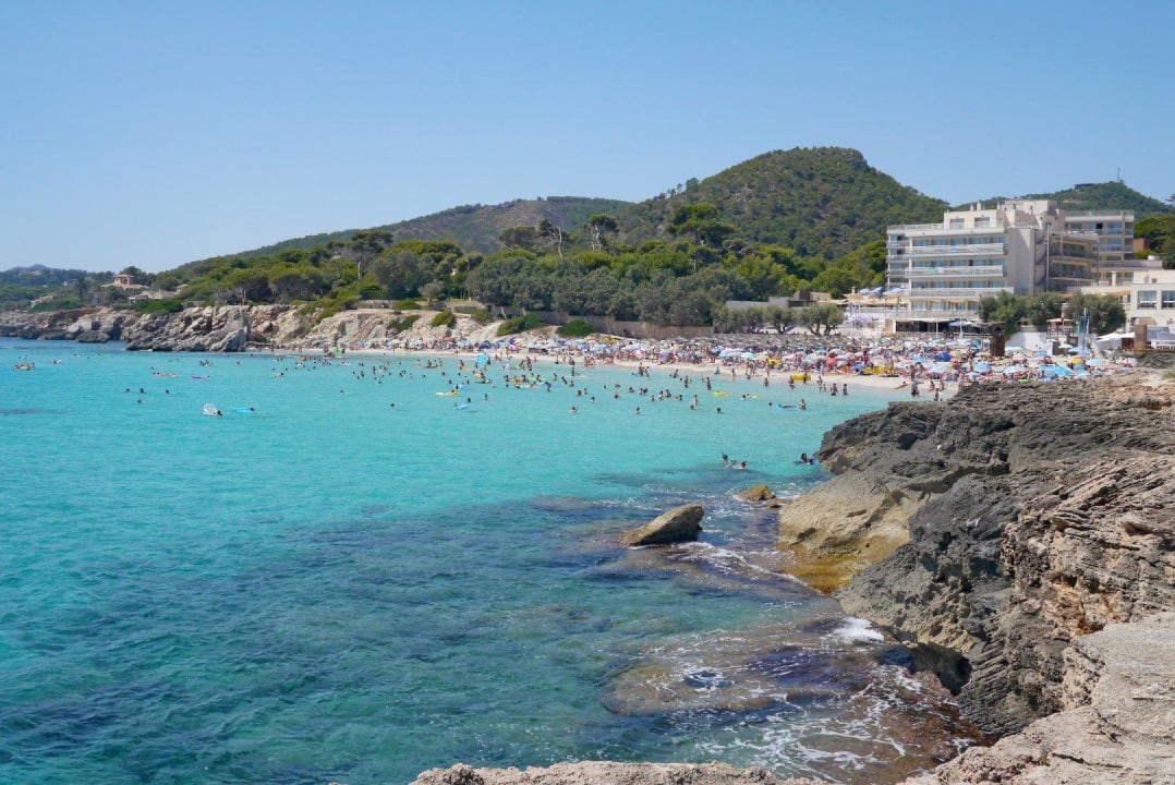 Strand gegenüber Hotel Serrano Palace