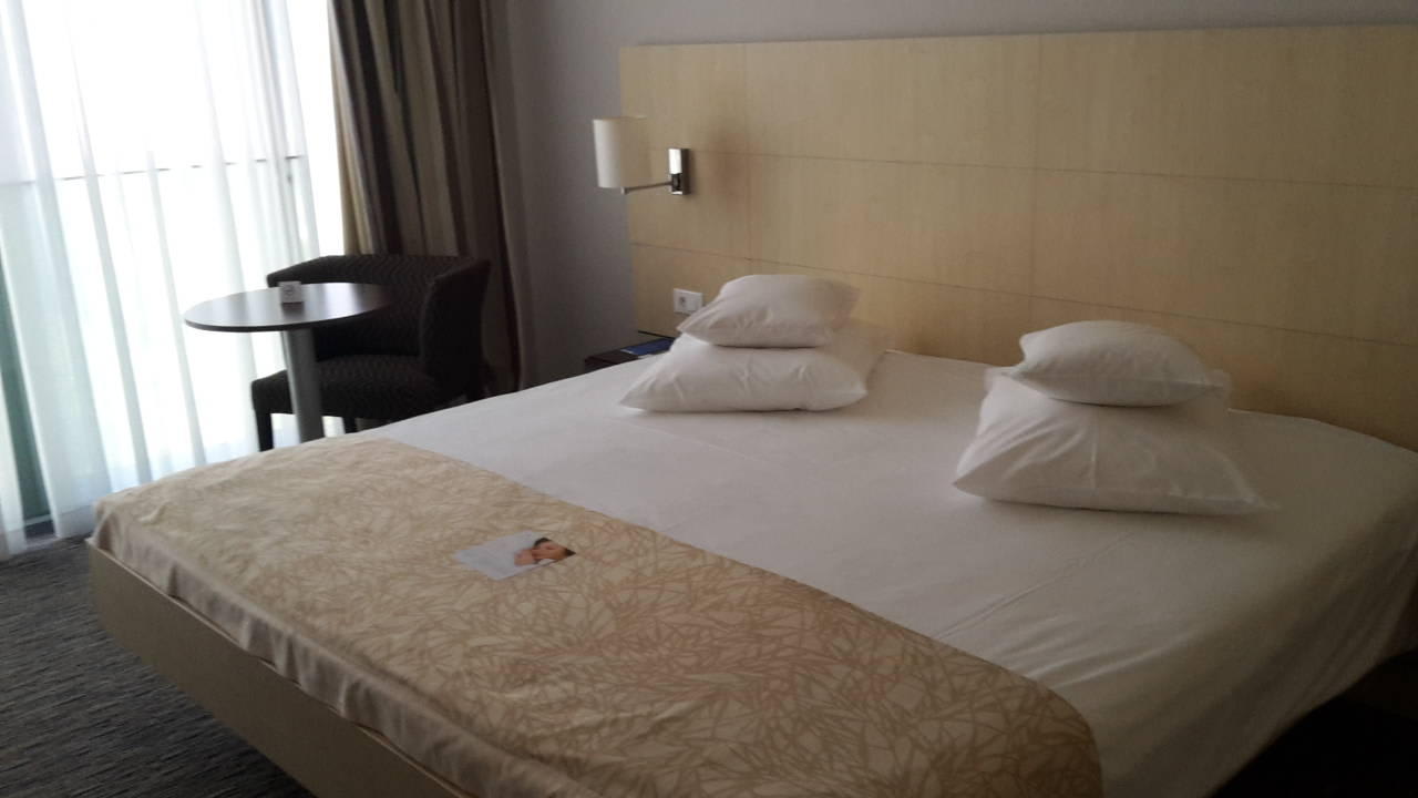 Bett im Doppelzimmer Valamar Lacroma Hotel