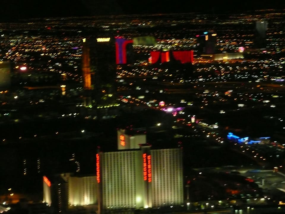 Vegas by night von Stratosphere Tower aus The STRAT Hotel, Casino and SkyPod
