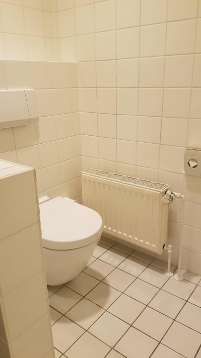 Badezimmer WC in Niesche, Dusche in der anderen Privathotel Lindtner Hamburg
