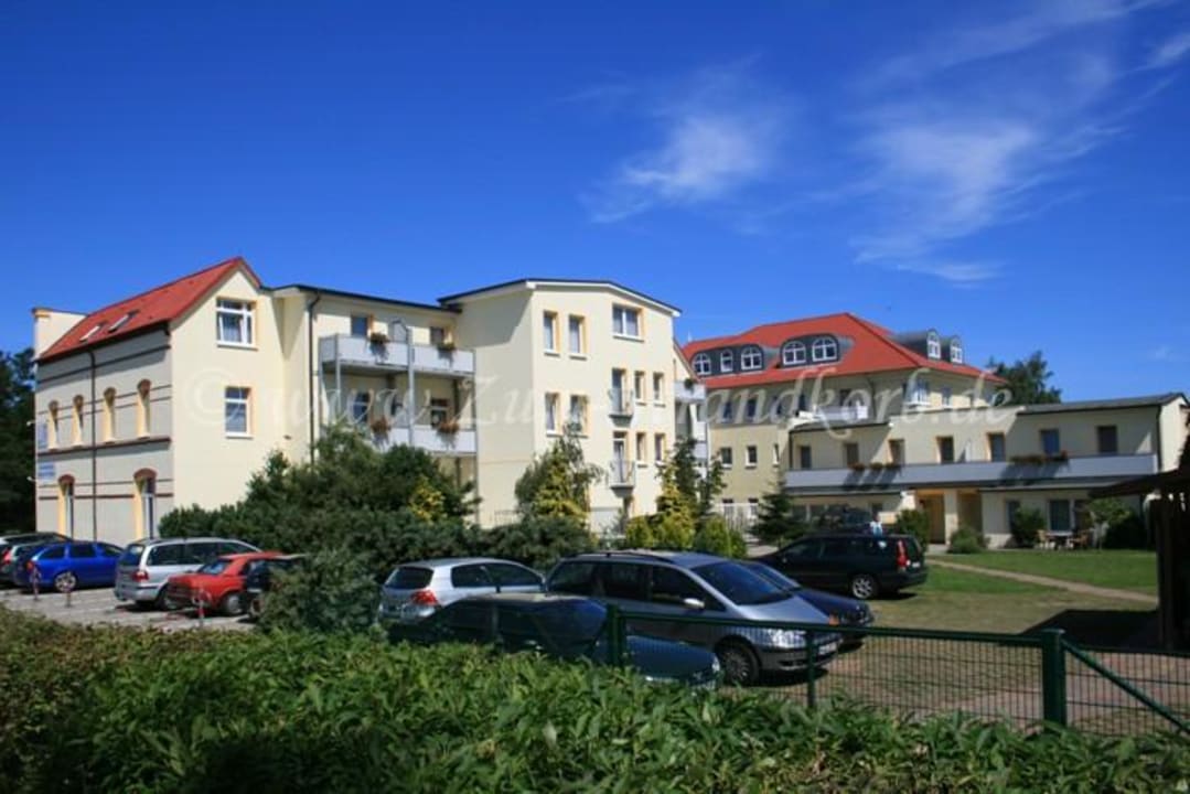 Hofansicht mit Parkplätzen Appartementhaus Zum Strandkorb