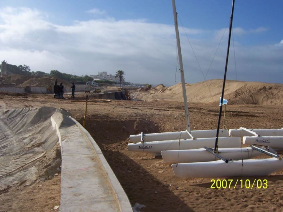 Baustelle neben Strand Club El Pueblo Tamlelt
