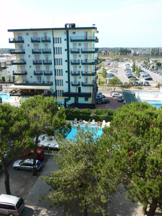 Ausblick auf den Parkplatz und den Pool Residence Costa del Sol