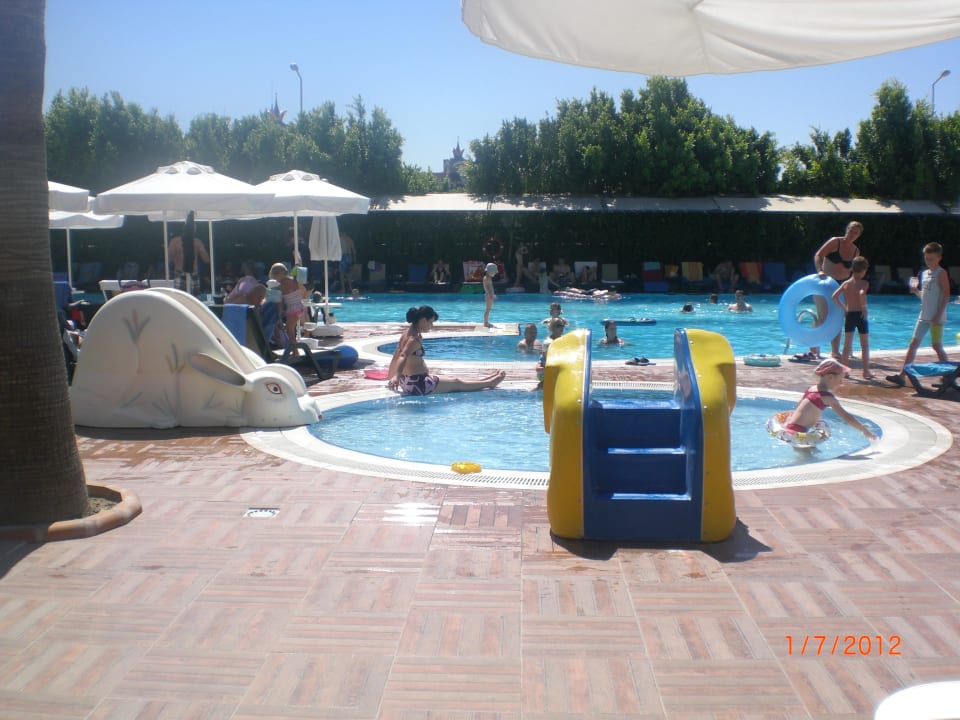 Babybecken ca. 20 Meter vom überdachten Babybecken Hane Family Resort