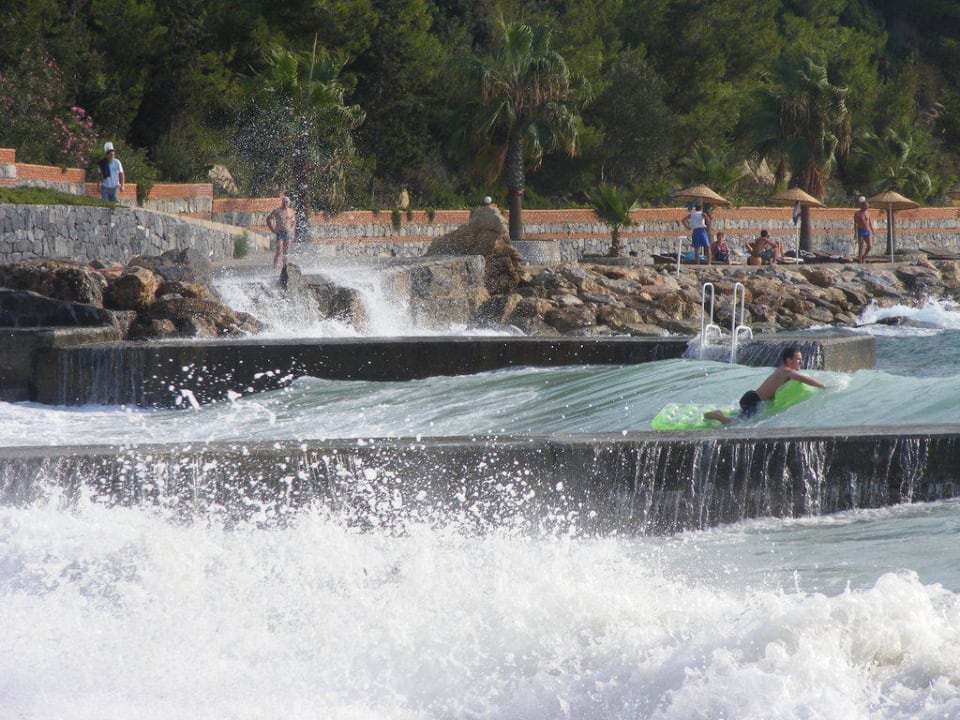 Zabawa na falach Hotel Pine Bay Holiday Resort