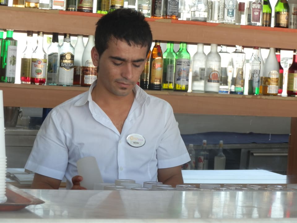 Kellner beim Bedienen Riva Bodrum Resort