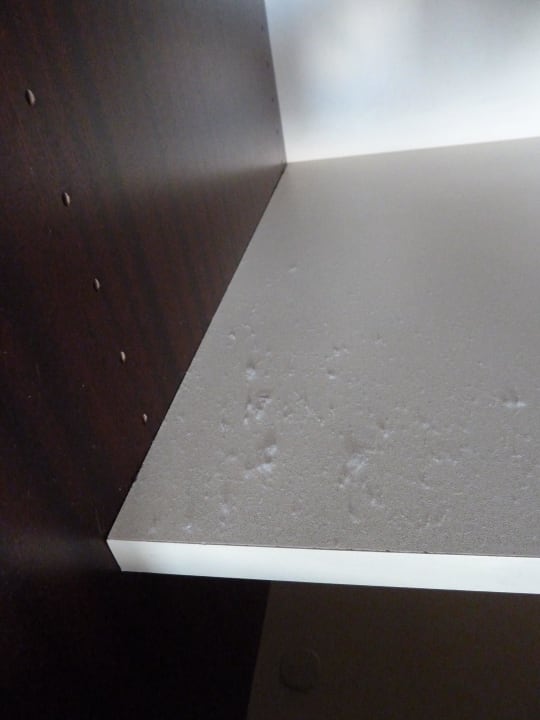 Blick in den Schrank im Zimmer Garner Hotel Frankfurt - Palmengarten