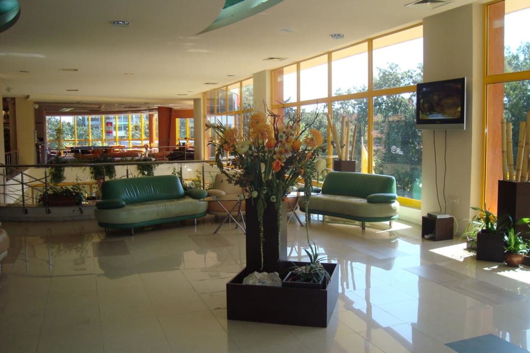 Rechts neben dem Empfang Hotel Atlas