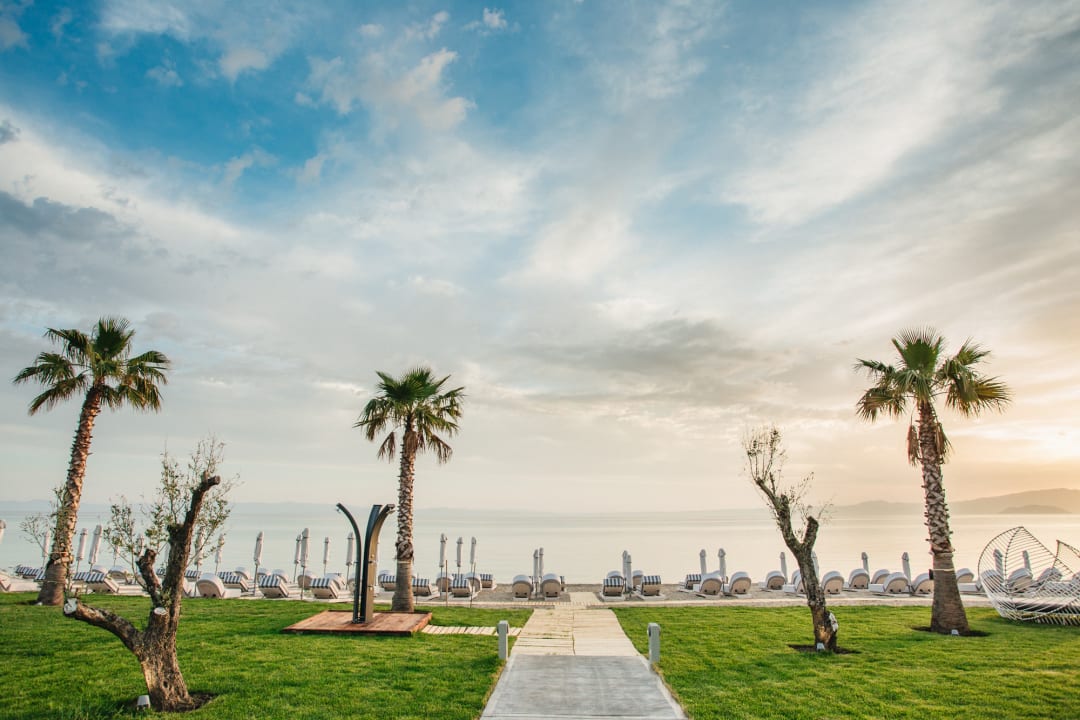 Strand Blue Carpet Luxury Suites