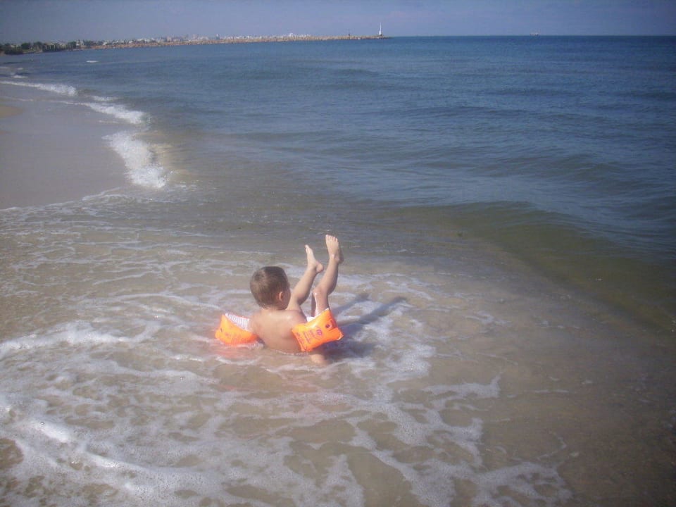 Kinder spielen am strand  Eden Club